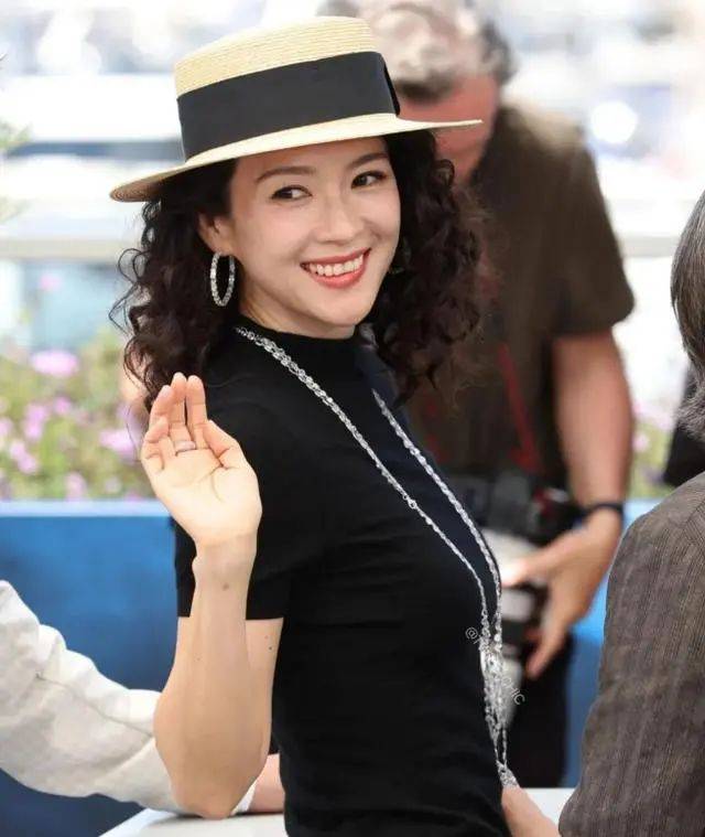 章子怡戛纳红毯竟然穿十年前造型,满脸都是雀斑,气质却很高级