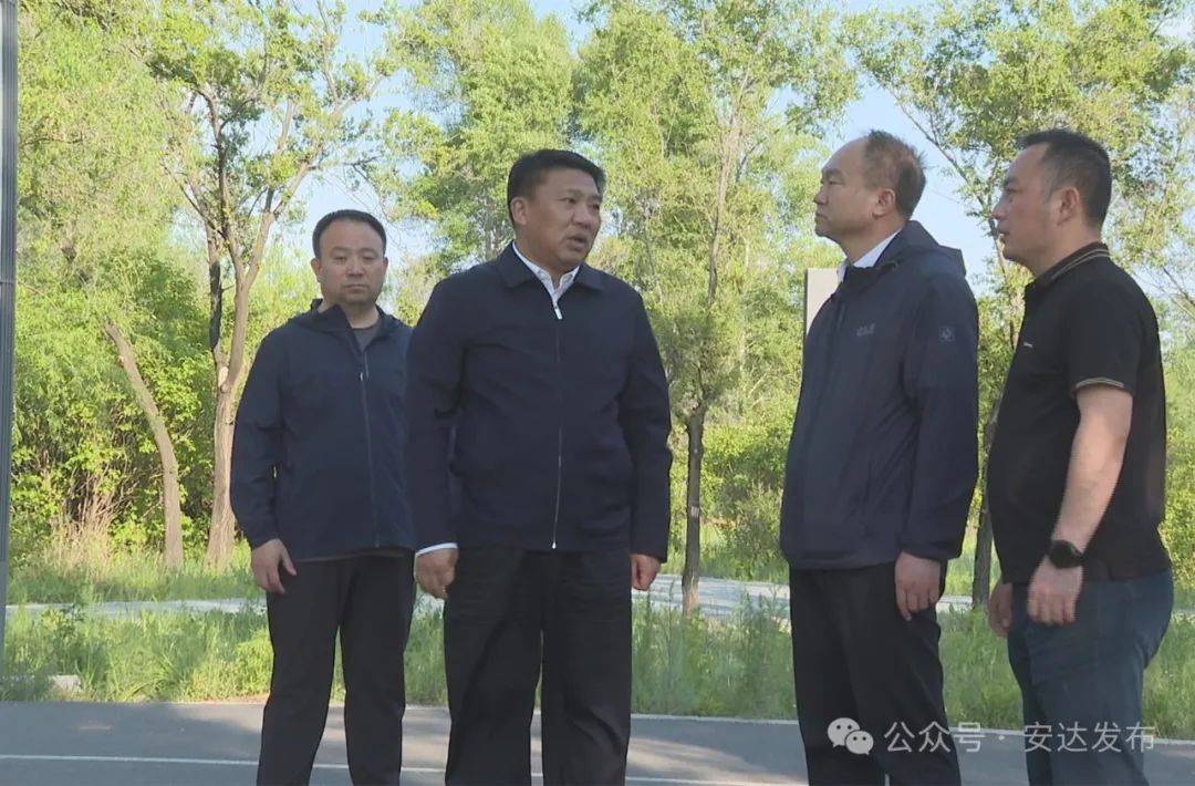 5月28日,市委书记田鹏飞深入安肇新河沿线,北兴路路面铺装工程现场