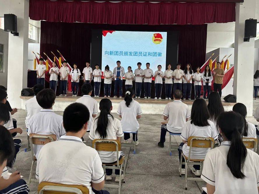 接着,田心中学团委书记陈武生宣读了2024年潮南区田心中学优秀团干部