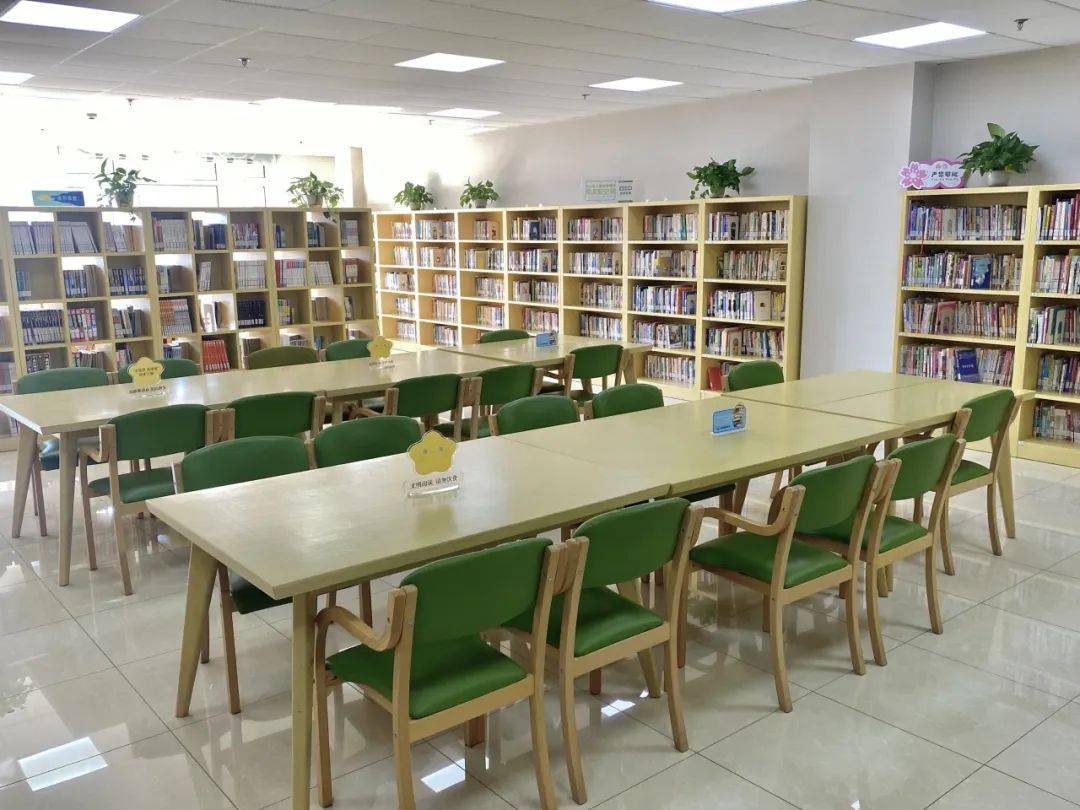 设有青少年阅览室和幼儿阅读活动室,馆舍宽敞明亮,布局合理.