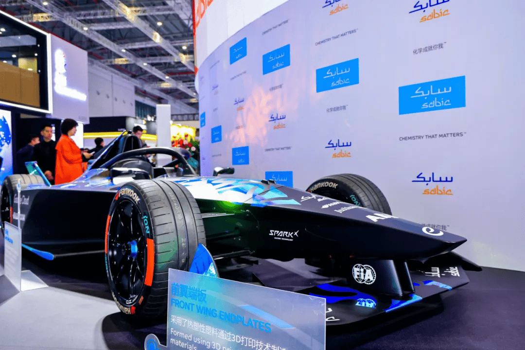 抓取组件,自动化,无人化高效生产的展台引观众里三层外三层驻足观看