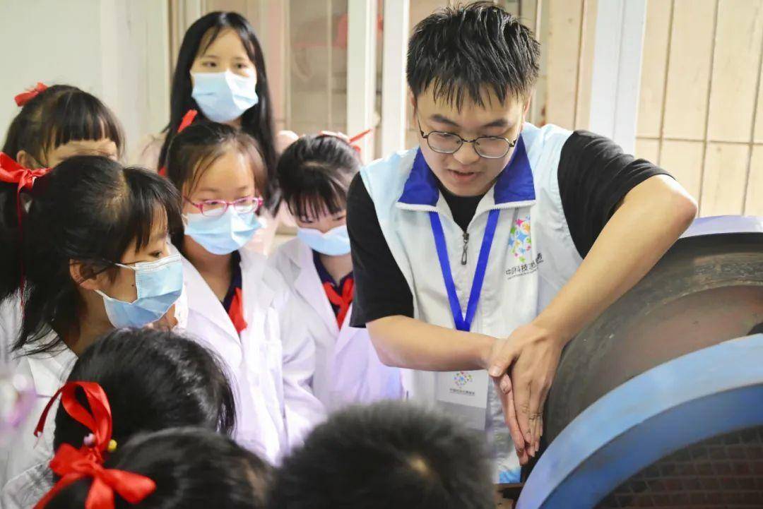 科技活动周丨钢城一小学生探索资源环境科学,体验vr火灾逃生与矿石
