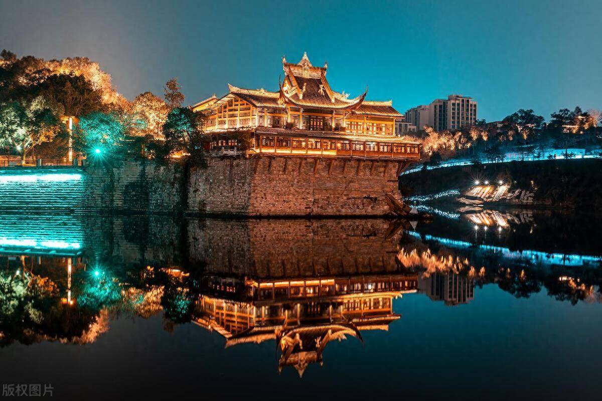 离四川自贡最近的城市(离自贡近的旅行地点有哪里?)