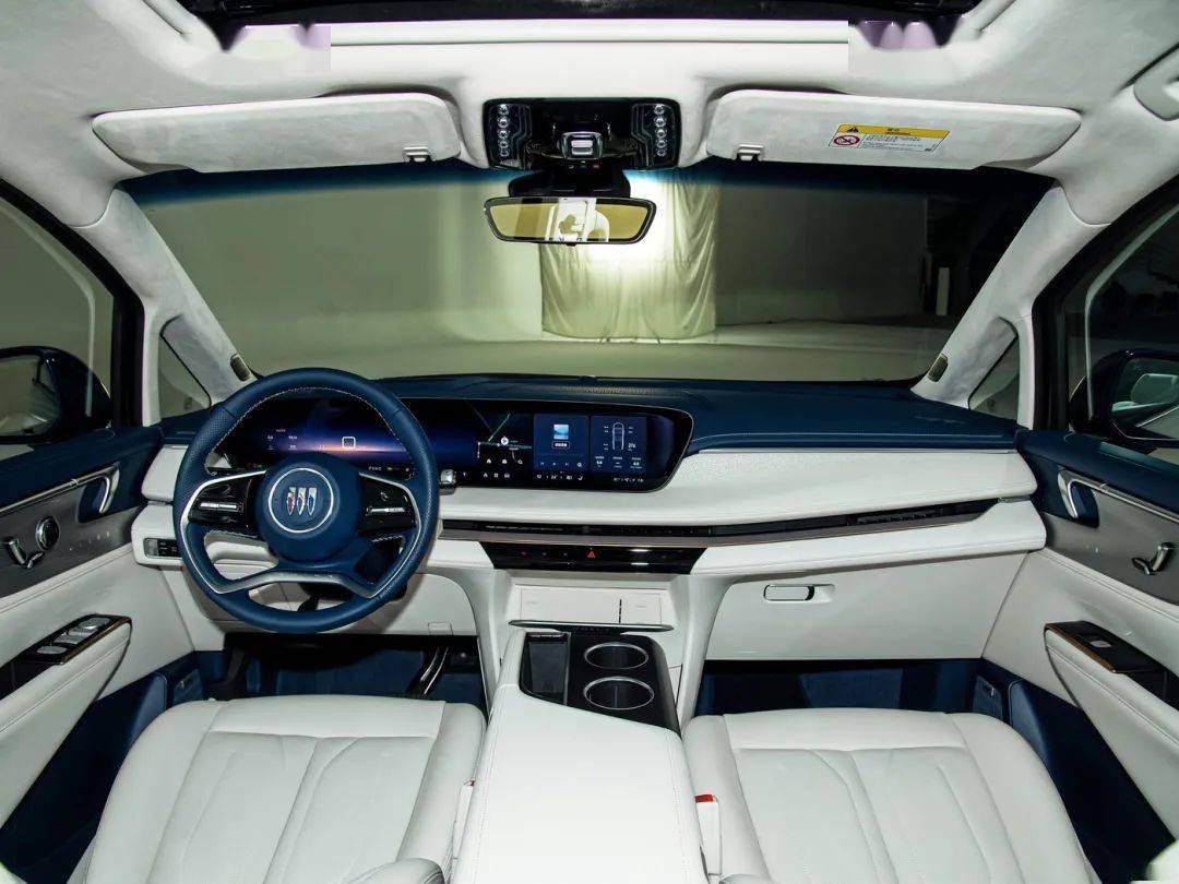 新车全系采用18英寸多辐铝合金轮圈,与整车风格形成契合.