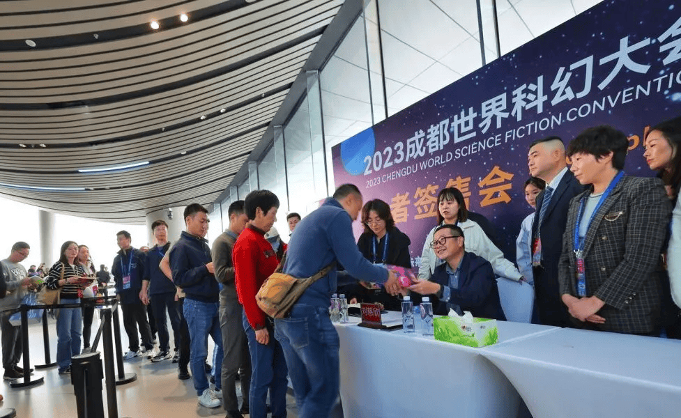 据川观新闻来自四川自贡的何夕是中国科幻"四大天王"中年纪较小的一位