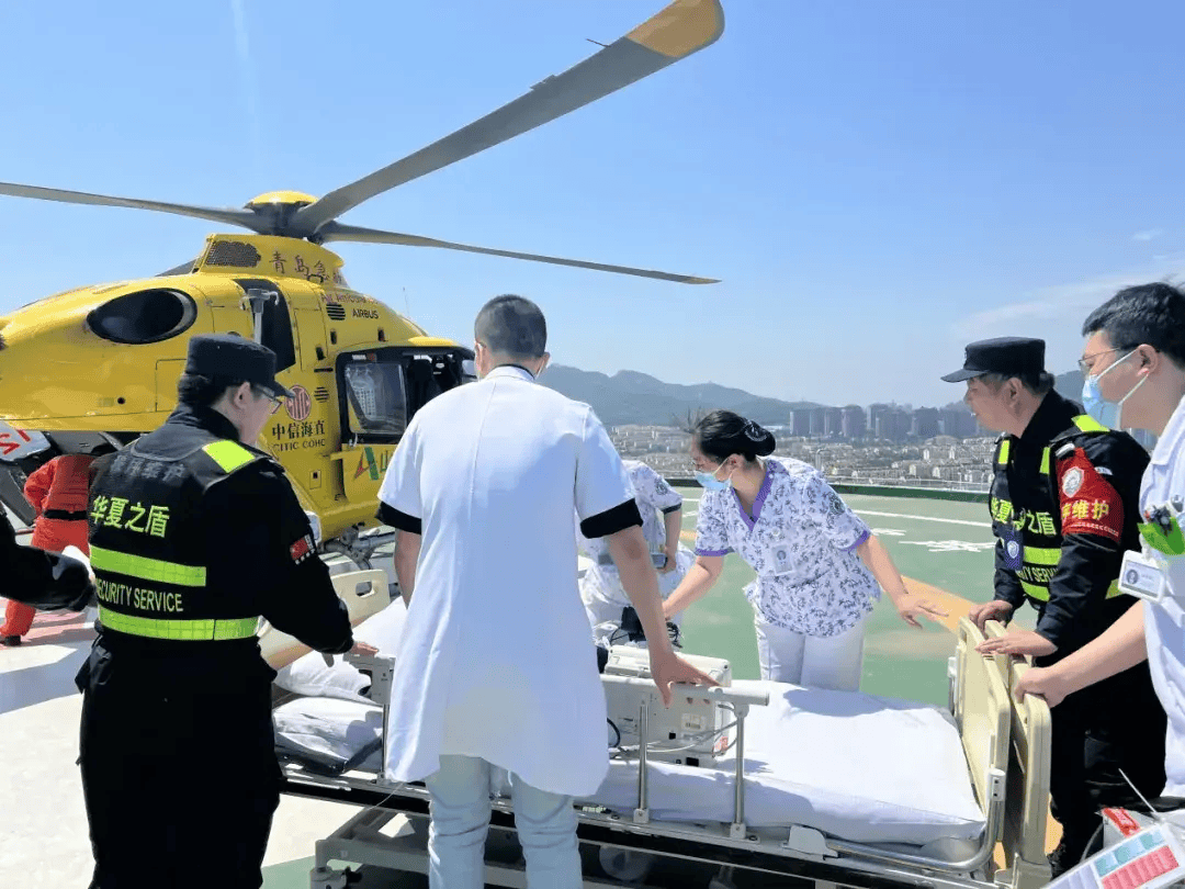 山东大学齐鲁医院(青岛)停机坪启用 接诊首例直升机转运患者