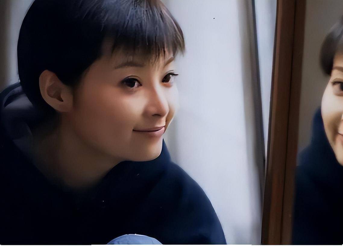 51岁袁立带父亲去医院,圈外老公陪同衣着朴素,袁父安心脏起搏器