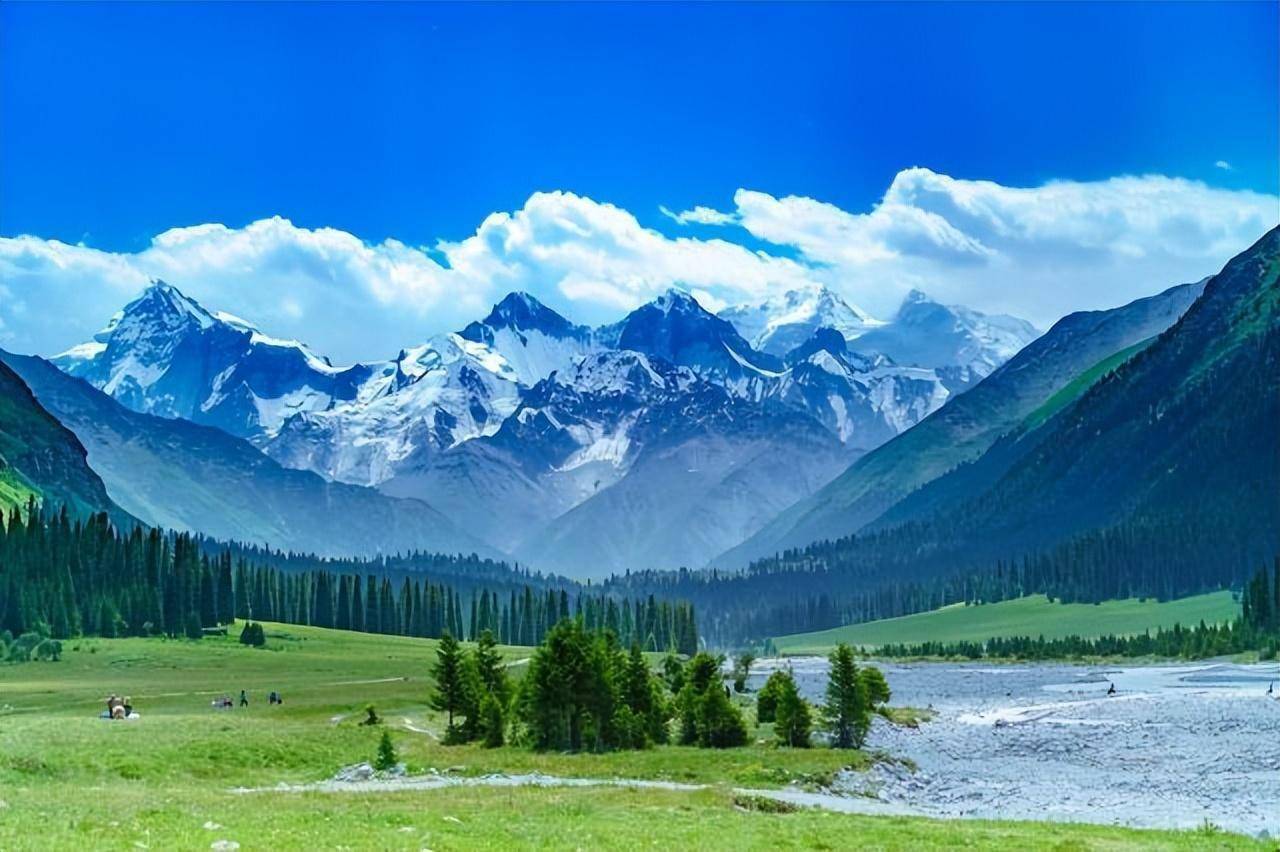 在去夏塔的路上将路过昭苏湿地公园,公园本身看点不多,但这里的天马浴