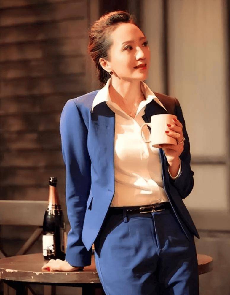 陆玲:是郝蕾,聂远的老师,长得漂亮演技也好,52岁婚姻状况成谜