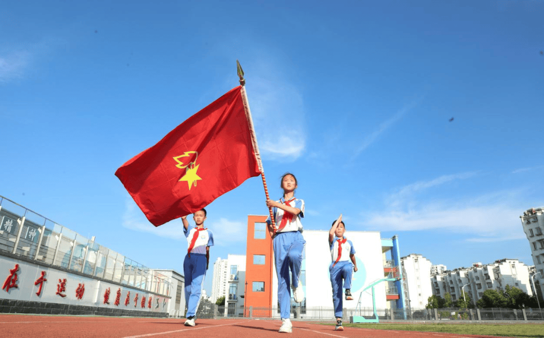 歙县举办"红领巾爱中国"少先队入队仪式示范性活动_少先队员_队旗