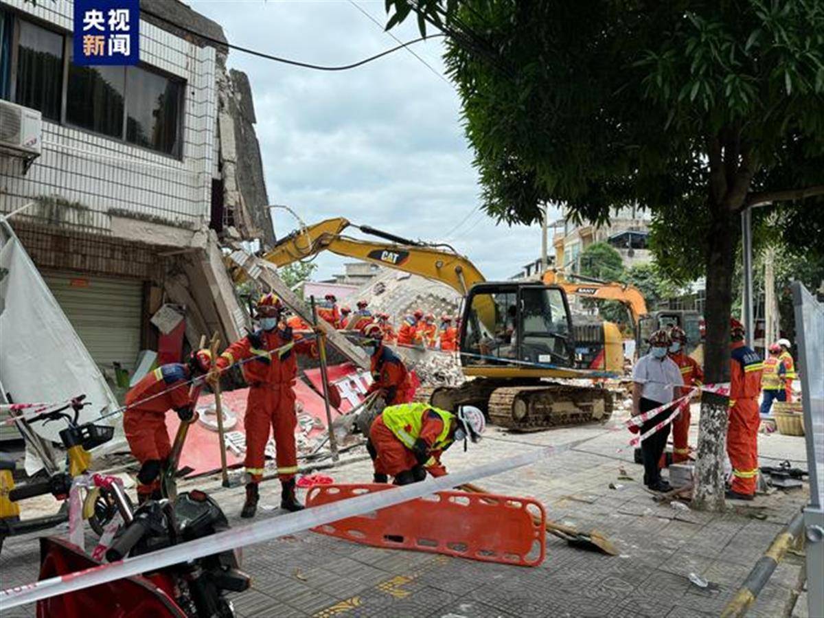 广西龙州二层商铺倒塌4人被困 坐在店外突然天花板掉下来 便利店老板