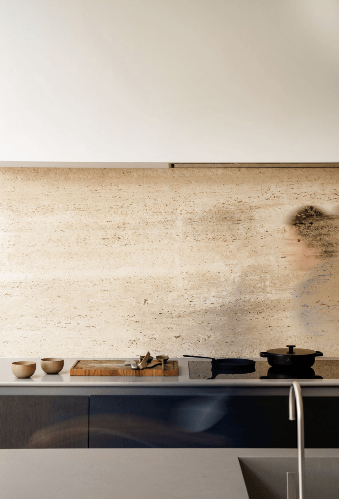 设备墙上冰箱,烤箱,表面均采用不锈钢面板,而其他柜门则选择棕色铝塑