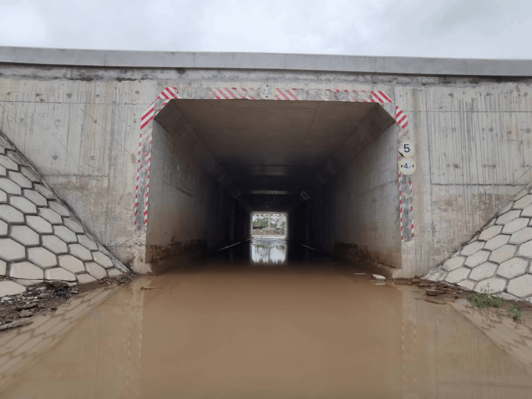 记者在现场涵洞积水两年多为何没人管