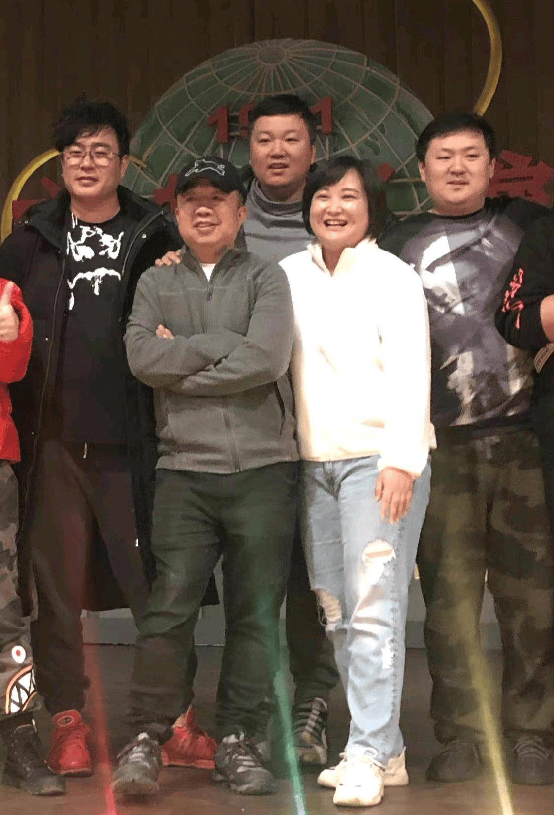 赵海为前左一在得知赵海的履历后,杨雪心生崇拜