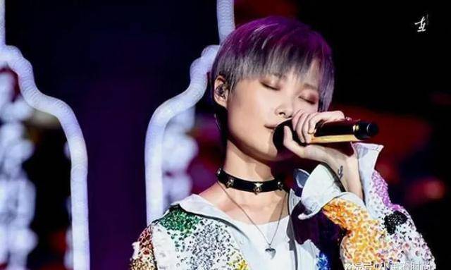 李宇春怎么了，坐在轮椅上痛哭，她的人生到底有多心酸？
