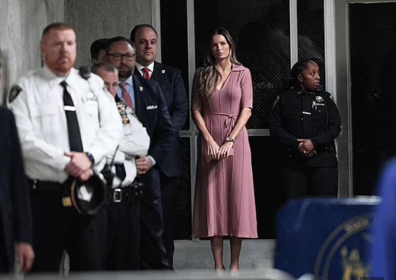 特朗普28岁美女助手力挺前总统,"这是我们最后的战斗"_梅拉尼娅_马戈