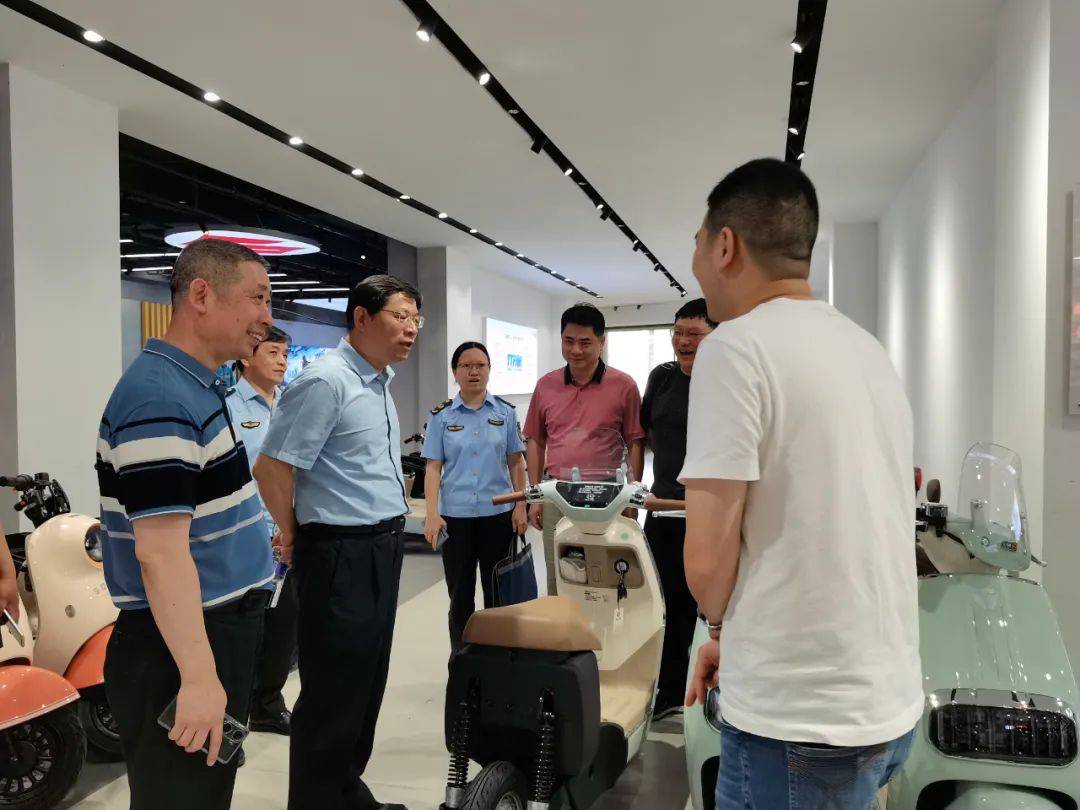 龙岩市市场监管局党组书记,局长吴宇川带领市局二级调研员林振辉及消