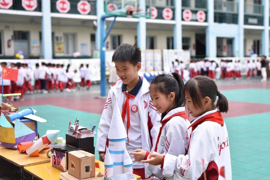 凯里八小:开展"放飞科技强国的梦想"活动