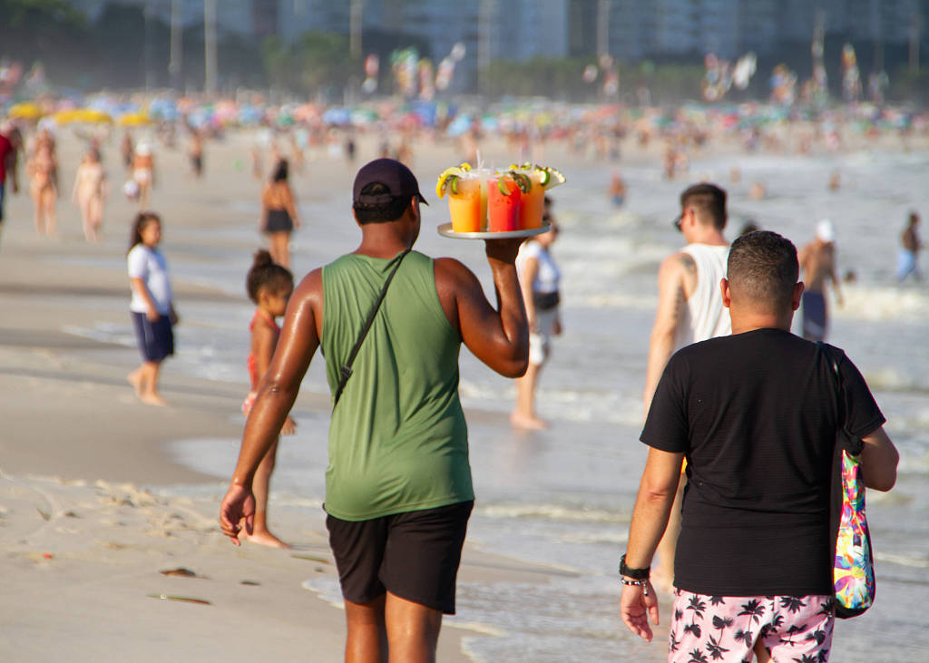巴西参议员推动海滩私有化提案,引发民众和环保人士强烈反对