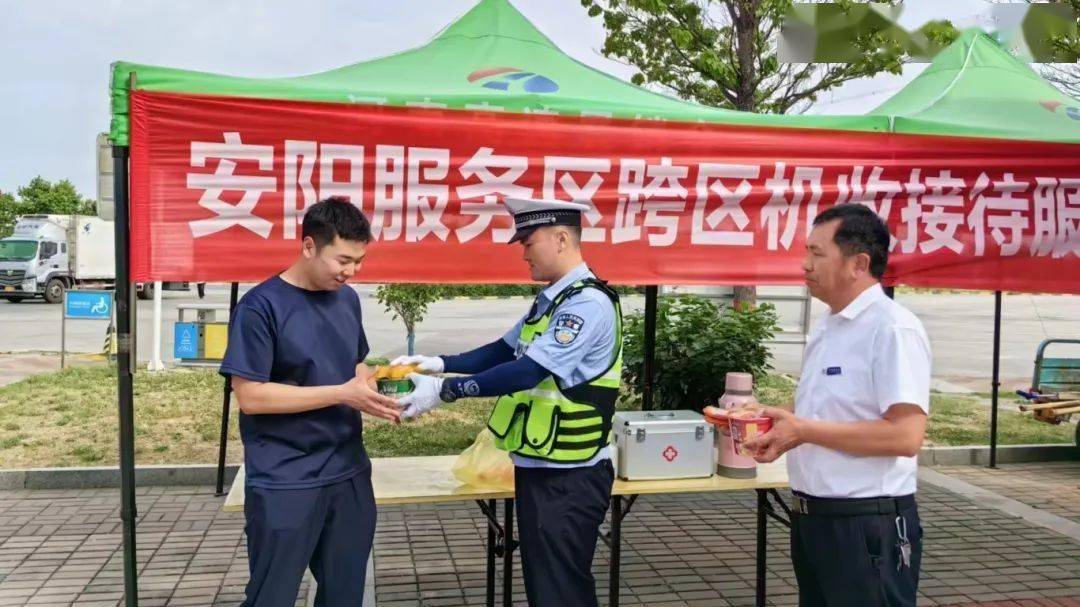 护航"三夏" | 河南高速交警全力服务保障农机农资车辆便捷通行 为"