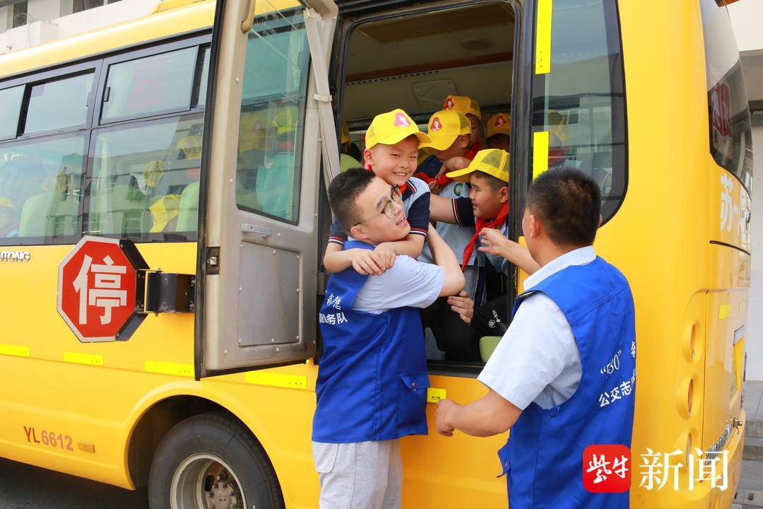 演示非遗竹雕,普及校车安全知识,儿童节南京公交人走进校园