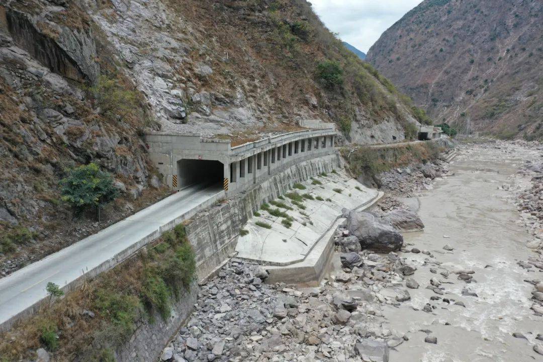 泸石高速,西香高速等项目中的54座隧道洞口崩塌落石防护中得到成功应