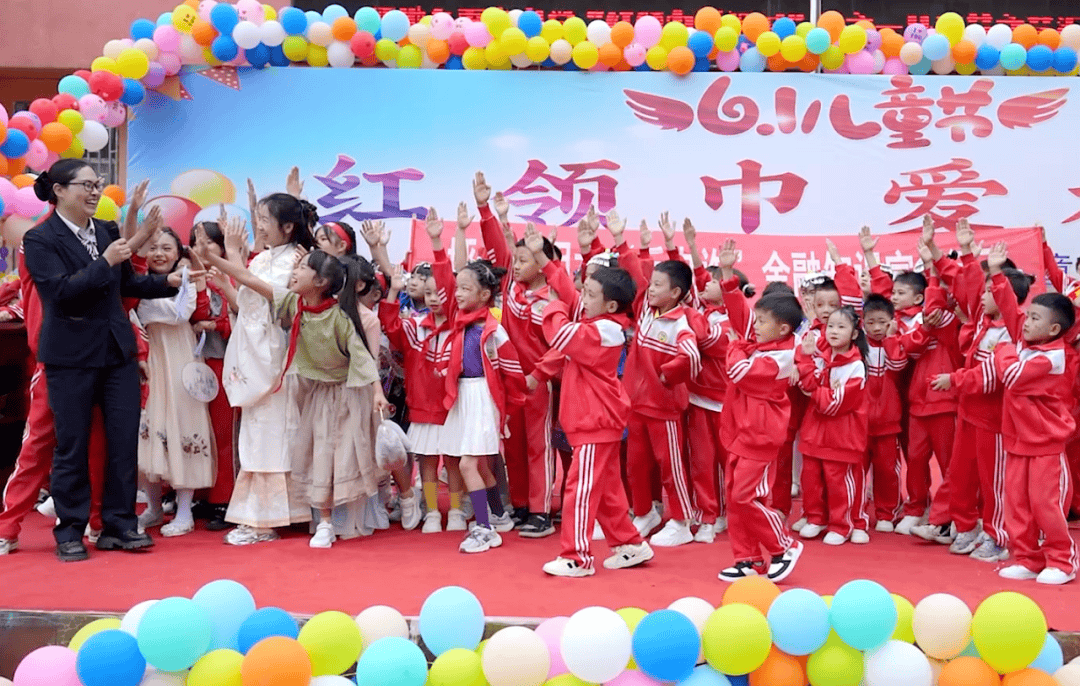 当天,坪地乡雨中小学举行主题为"红领巾爱祖国"庆祝"六一"国际儿童节