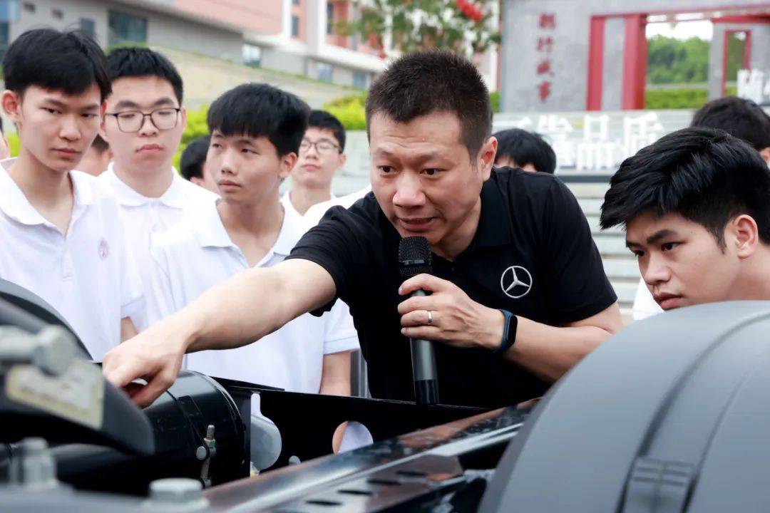 广州市交通技师学院携手梅赛德斯-奔驰卡车赋能高技能人才培养