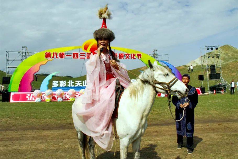 石河子哈萨克街头歌手图片