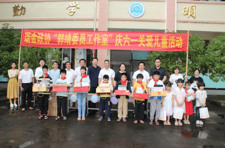 此次捐赠中,广东启智创新科技有限公司,澄海爱心义工社向机关保育院