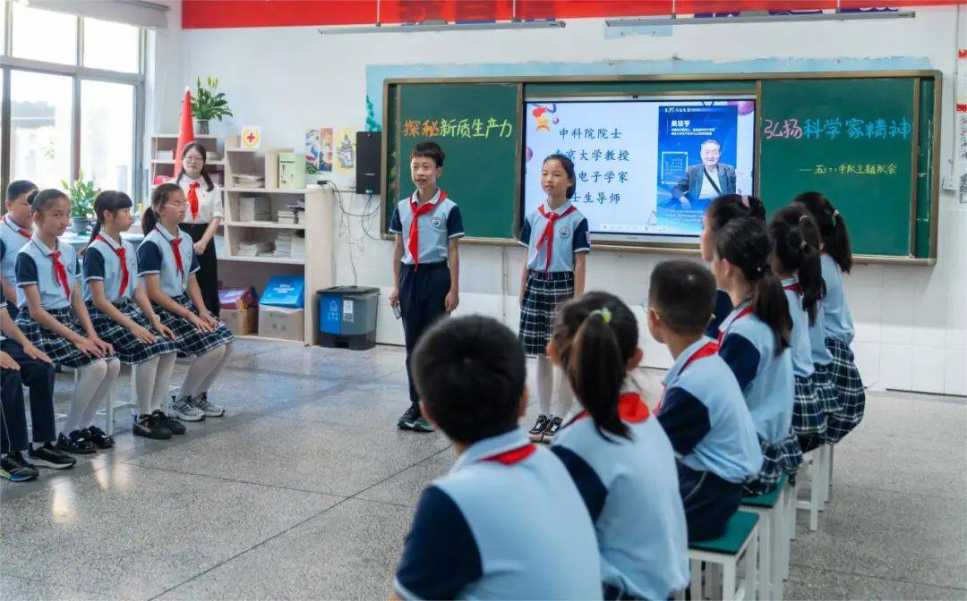 苏州市烈士陵园,学府社区和石湖社区等共建单位校外辅导员来到学校,为