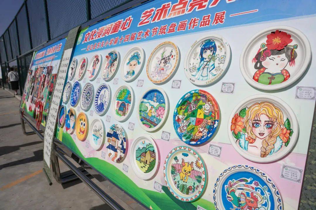 作品涵盖了绘画,剪纸,手工制作,简笔画,粉笔字,硬笔字等多种艺术形式
