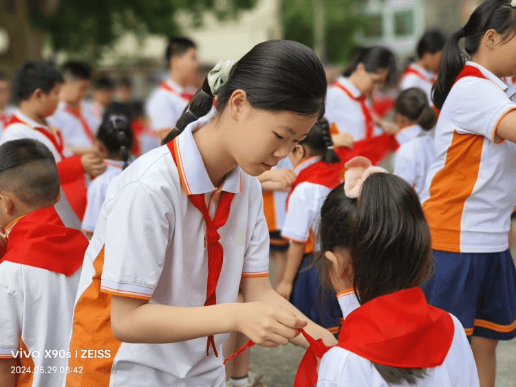 5月30日,桃花江镇近桃小学举行红领巾爱祖国六一入队仪式,120名学生