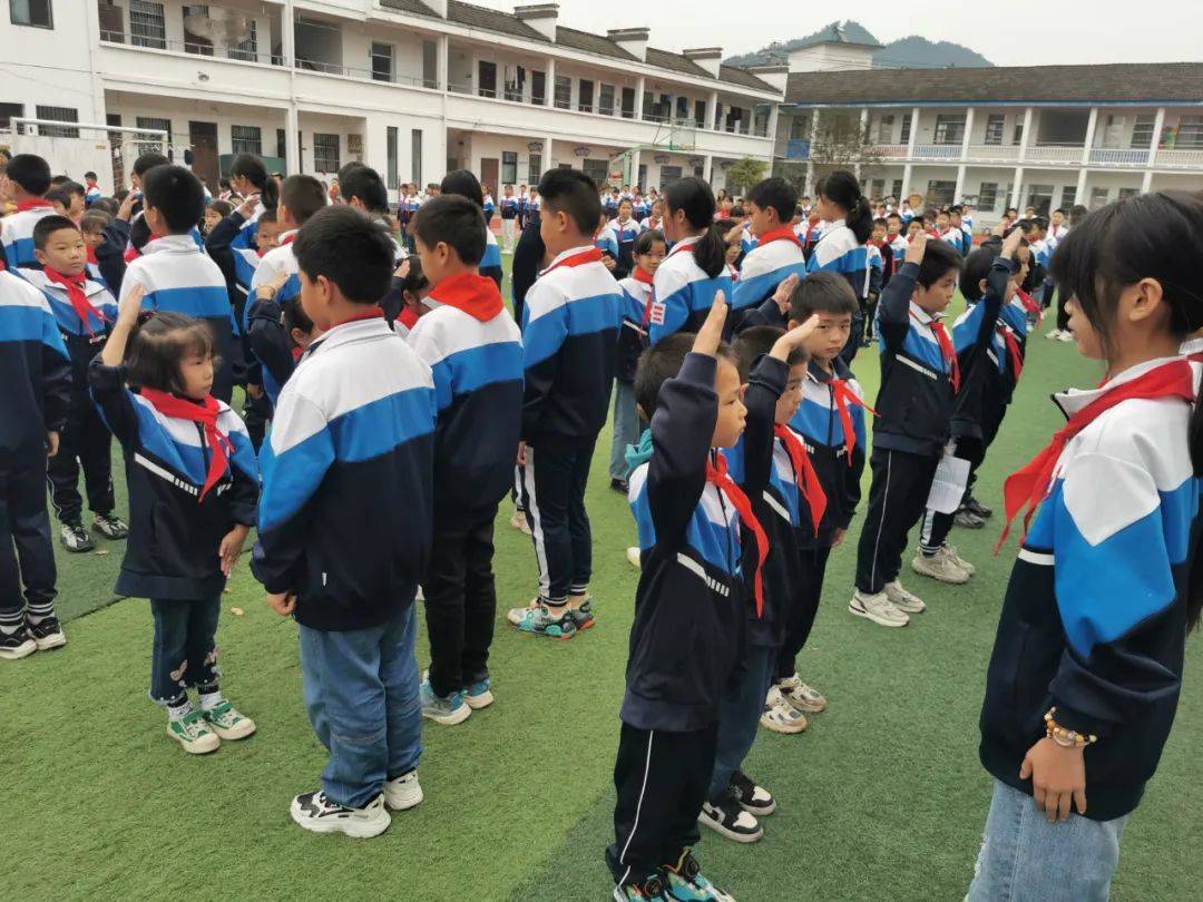 5月30日下午,休宁县五城中心小学举行了"红领巾爱祖国"一年级第一批新