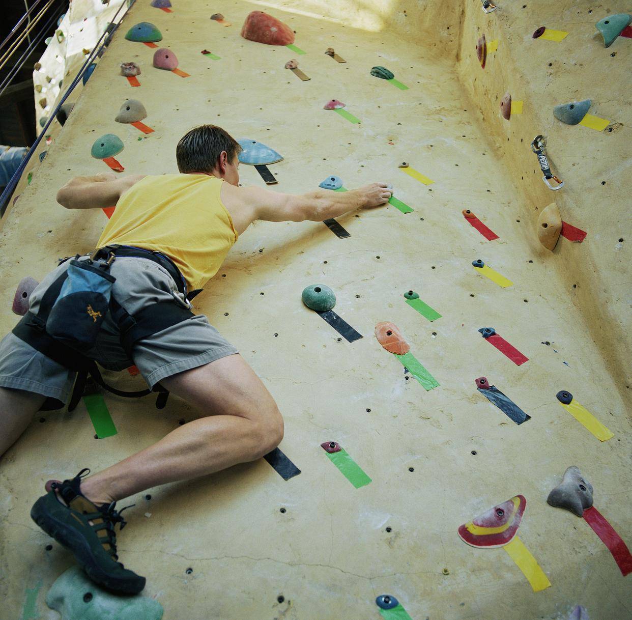 广州商场室内攀岩发生惊魂坠落,设备故障致孩子骨折,商场紧急回应