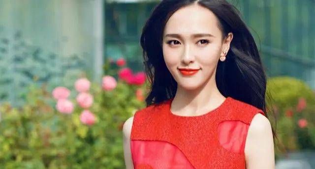 39岁唐嫣为什么还能保持少女感?不断层的苹果肌,是秘诀