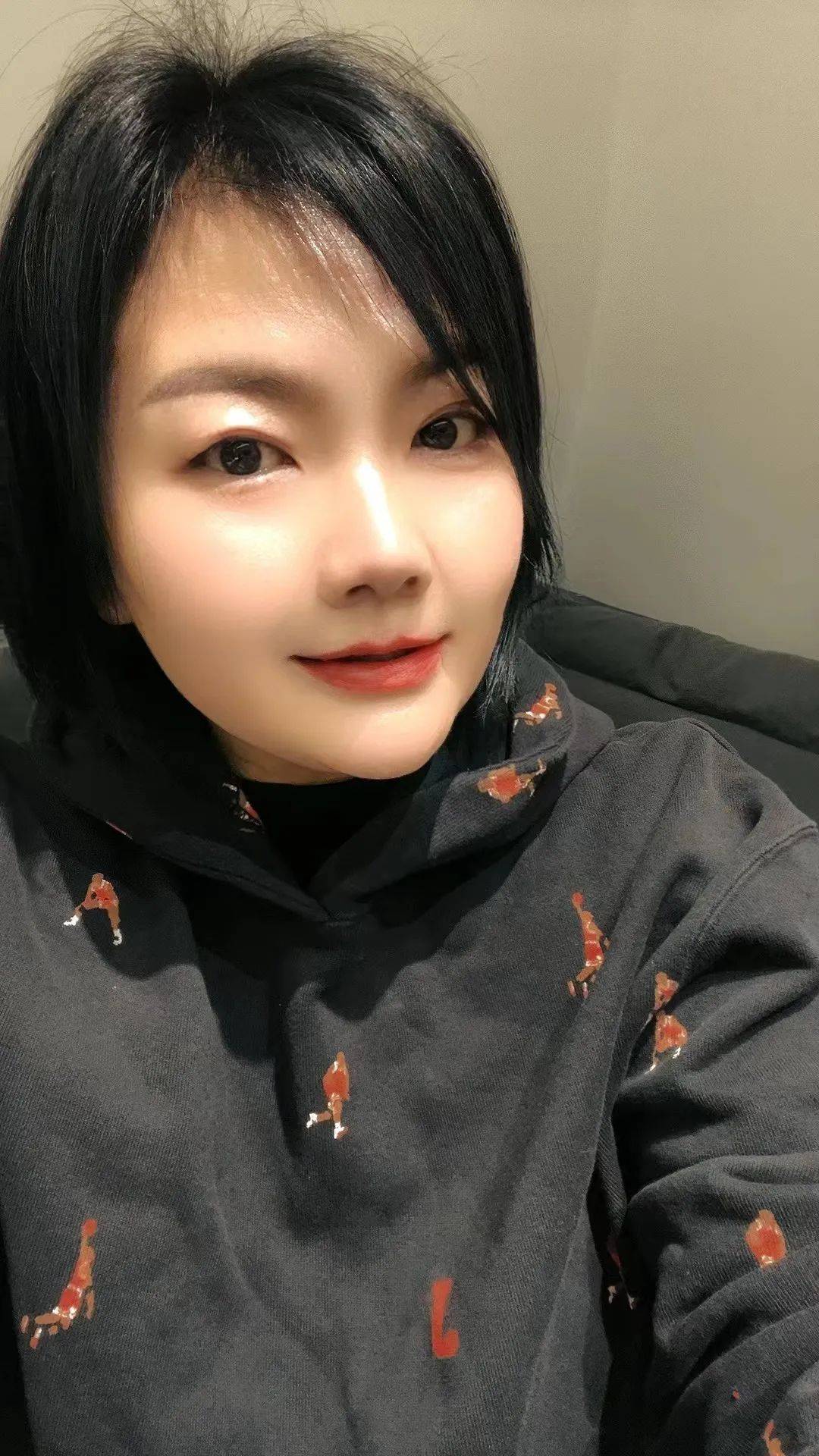 和秋莲玉龙县塔城人,初中文化,是地道的小农民,常常以诗歌诉情文字,以