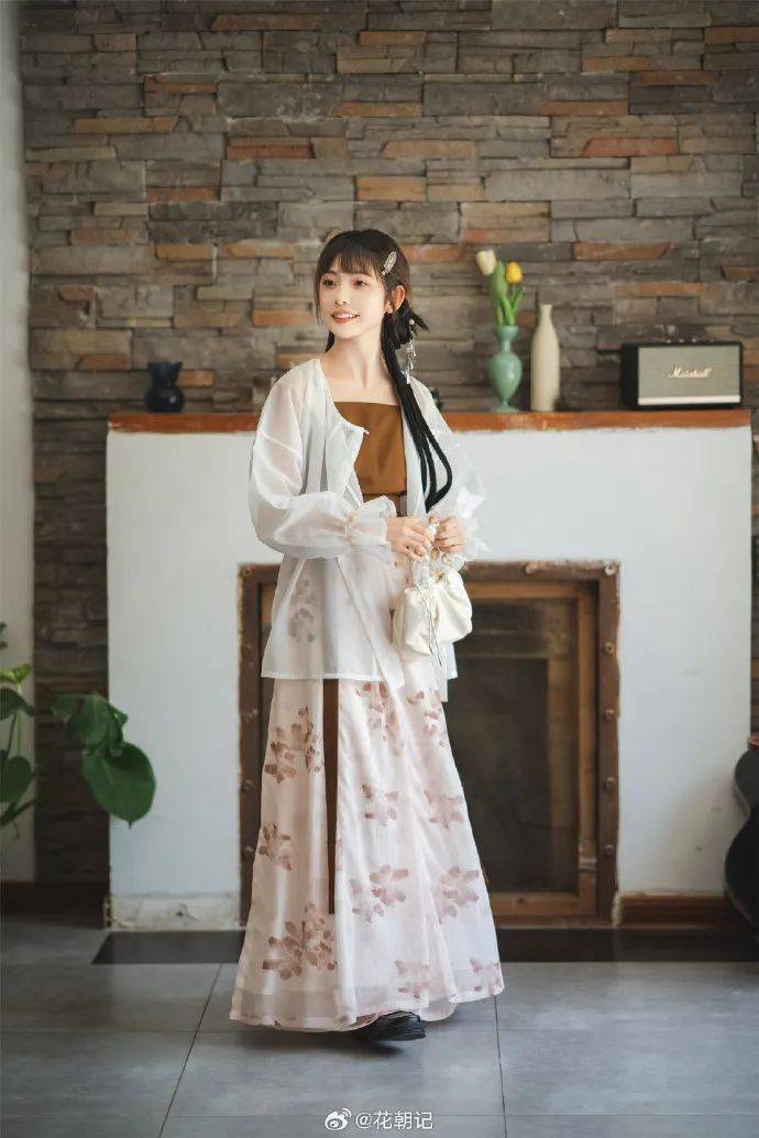 5店铺名称:花朝记官博名称:花朝记【上新】:月牙湾湾02价格:49-930元