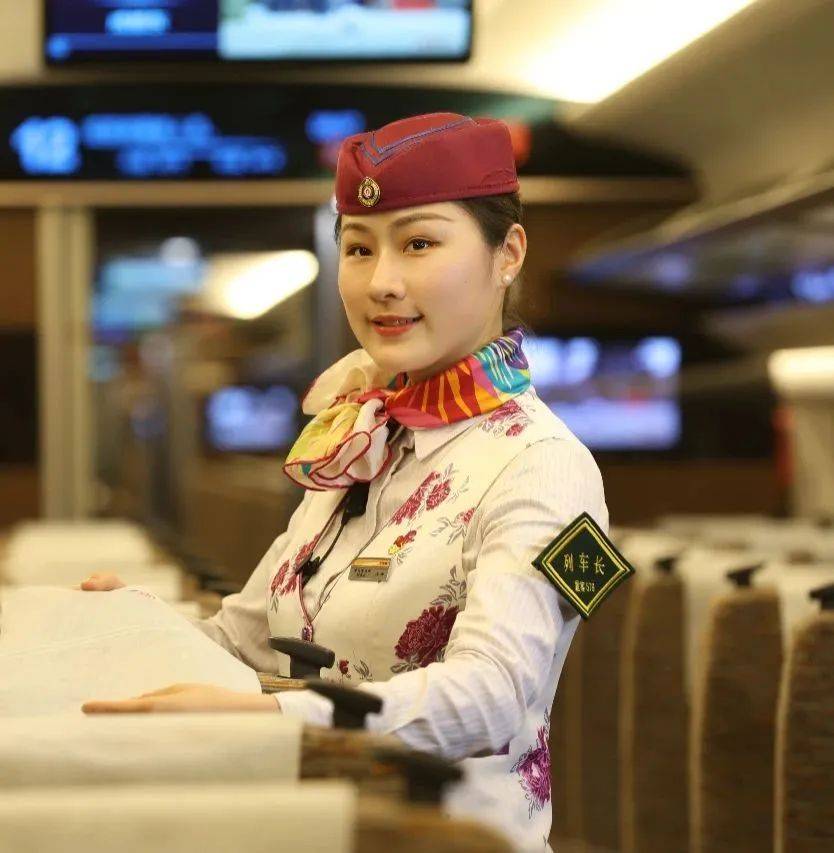 新时代·成铁榜样丨王丹:山城下的"最美身影"_重庆_列车长_阿姨