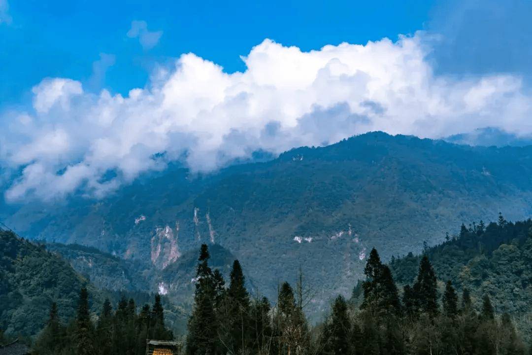 三,游玩建议邛崃·宝珠山大峡谷是一个适合徒步和自驾游的景点.