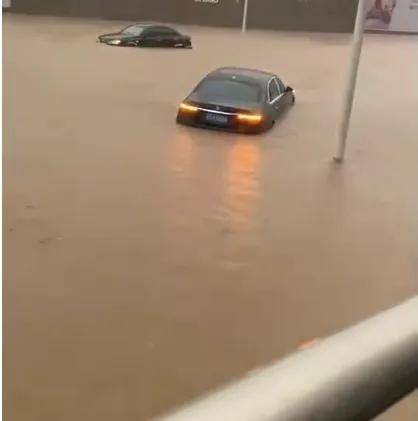 暴雨水淹搞笑图图片