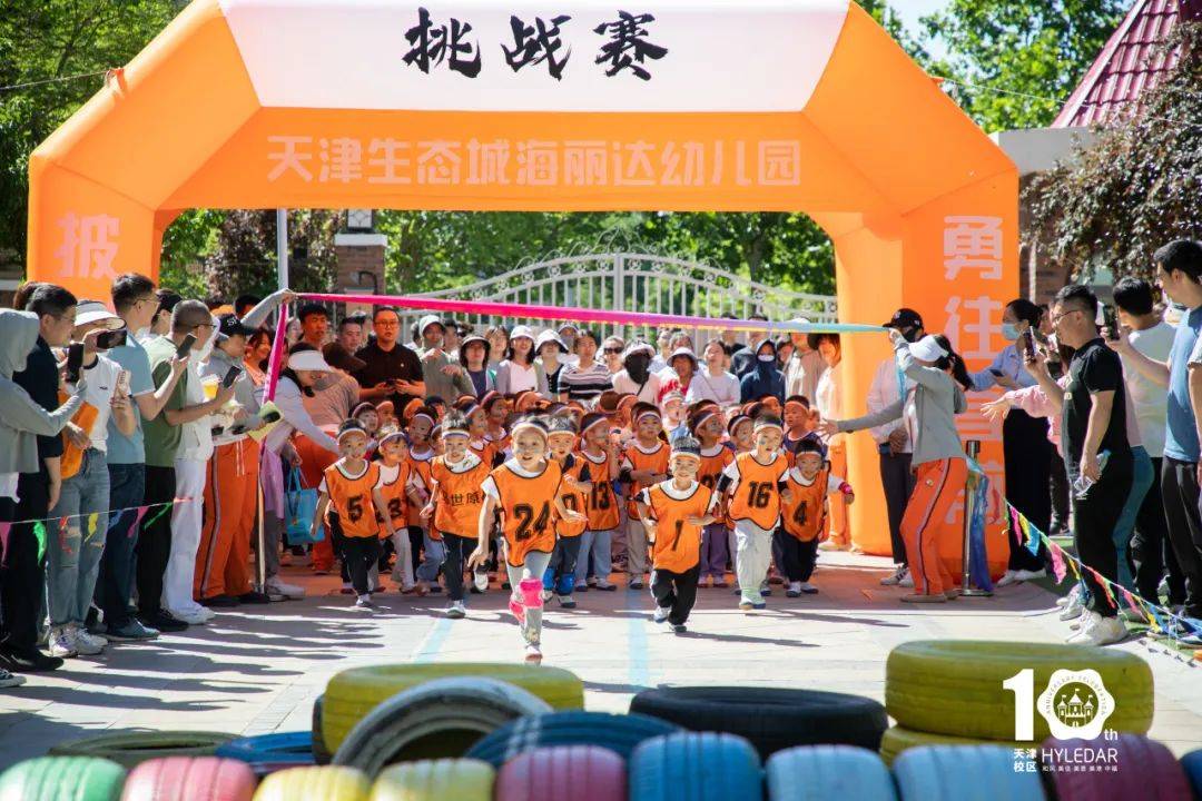 挑战赛在一场气势磅礴的拔河比赛中拉开帷幕,这是一场力量与智慧的