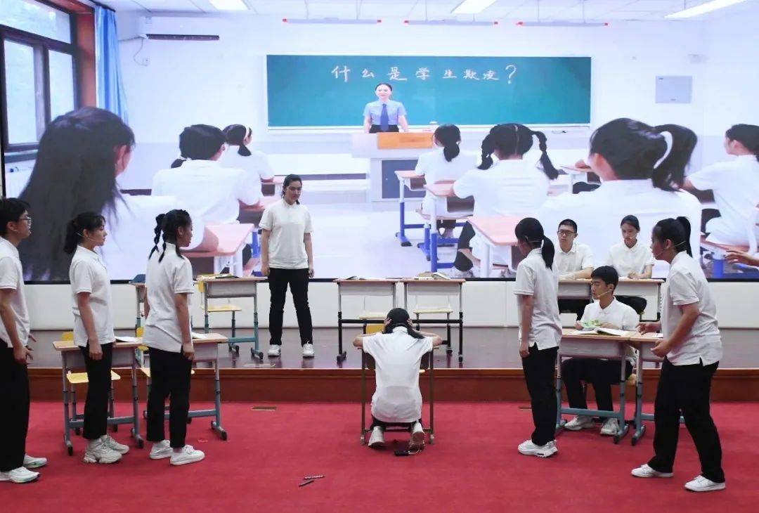 检察开放日活动的第一个环节是法治教育,北京育才学校学生表演反对