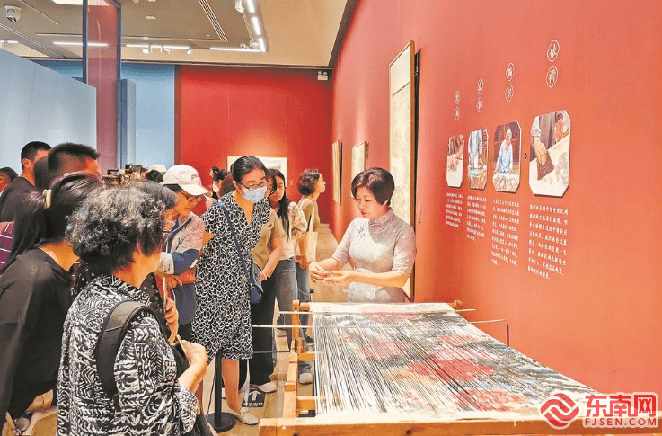 永春纸织画传承人现场展示纸织画技艺.