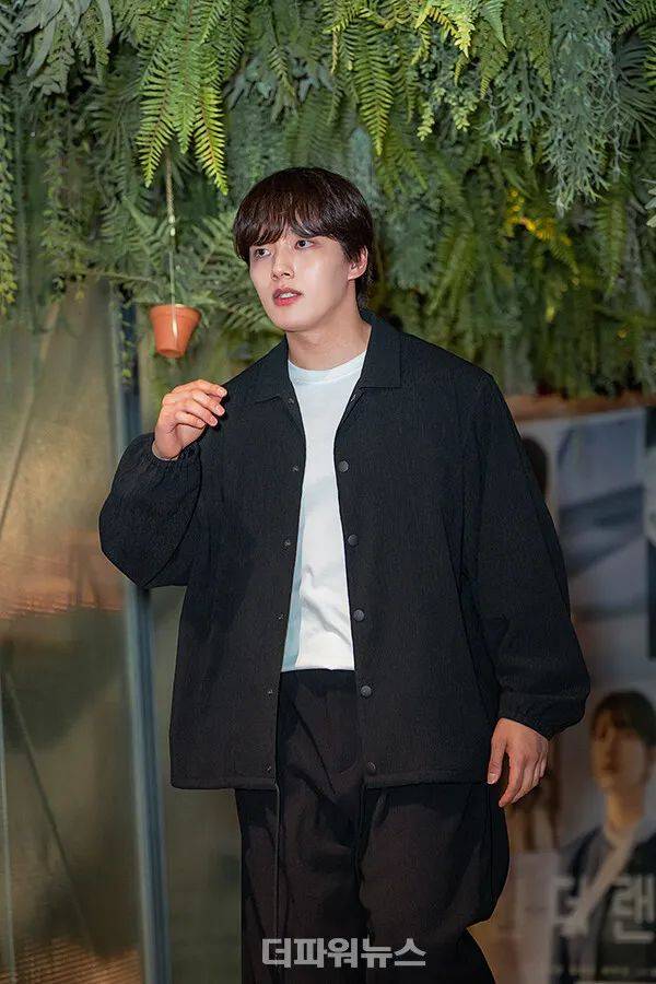 韩国人气男演员身材胖成这样子,差一点认不出来