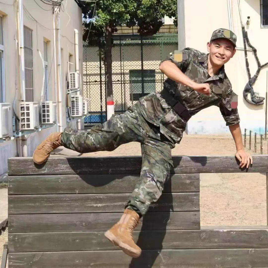 张兵,男,美术学院,2020年入伍,2022 年退役复学,曾服役于武警河南