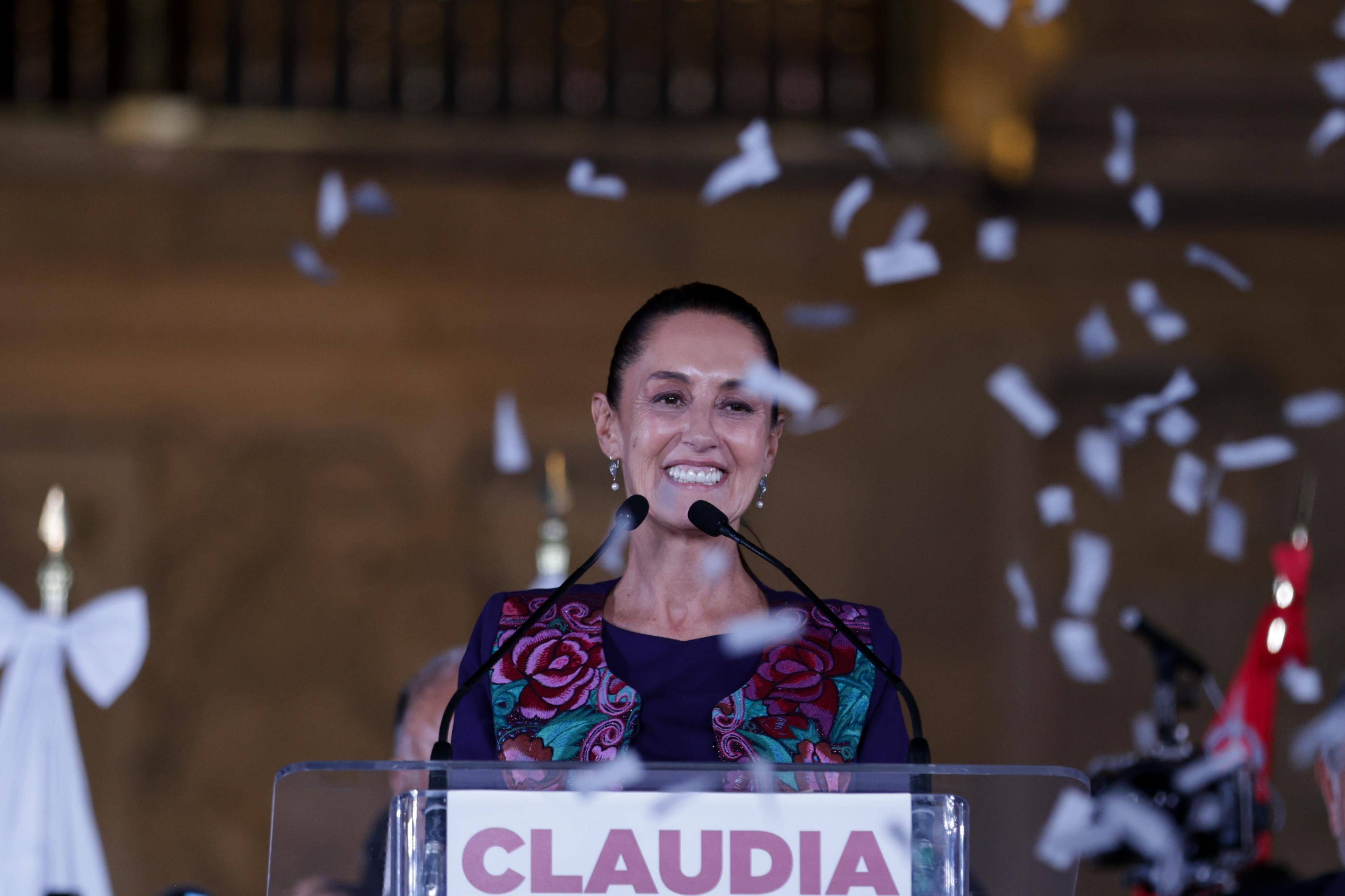 辛鲍姆庆祝当选墨西哥新总统