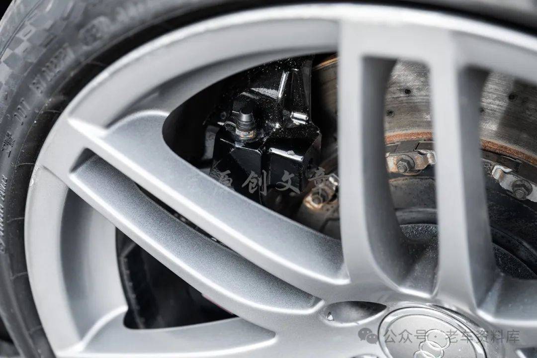 轴距2651毫米,整备质量为1710千克,轮胎规格255/40 r18