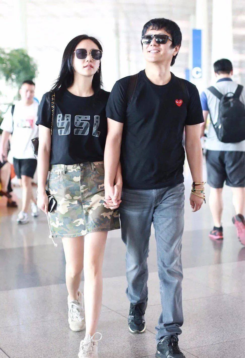 郑钧和小16岁二婚老婆爱得太热烈!夫妻走机场,当众拥吻好豪放