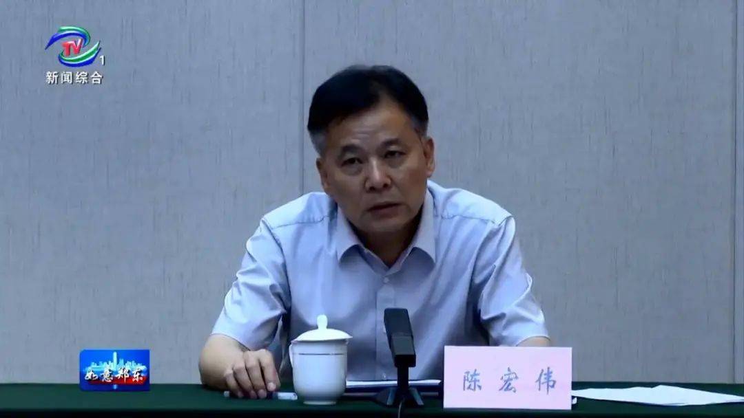 陈宏伟代表郑州市委,市政府,对航空港区和郑东新区达成战略合作表示
